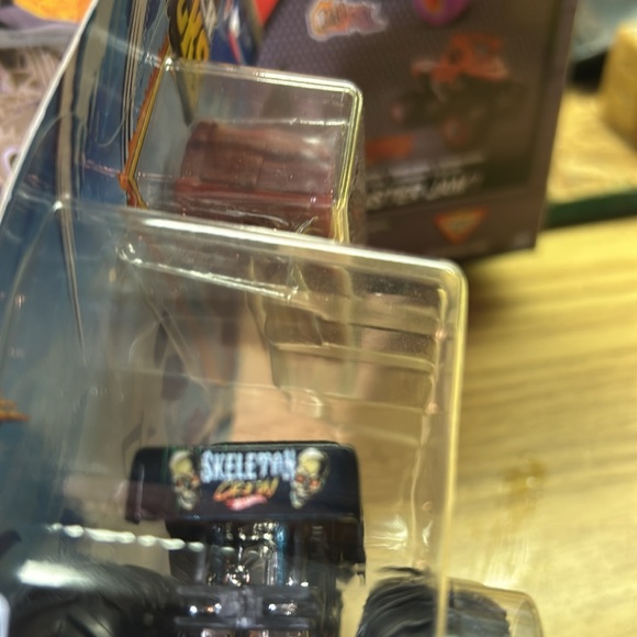 HOT WHEELS SKELETON CREW WITH CRUSHED DIE CAST CAR scale 1/64. - Picture 4 of 7